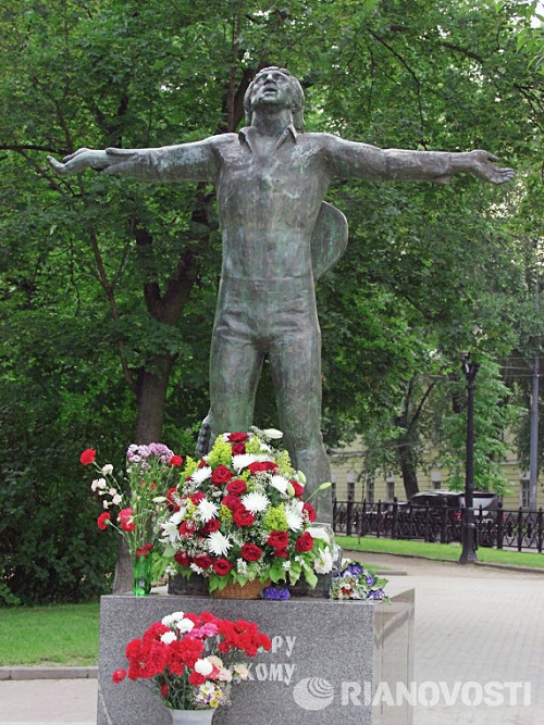 Владимир Высоцкий. г.Москва (1995). Скульптор: Г.Распопов.