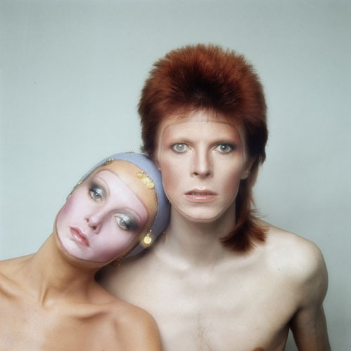 English model Twiggy poses with David Bowie in Paris for the cover of his 'Pin Ups' album, 1973. (Photo by Justin de Villeneuve/Hulton Archive/Getty Images)