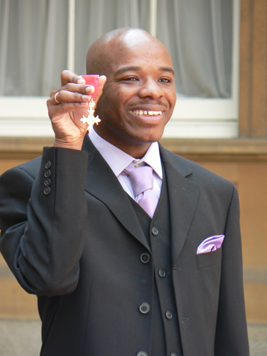 Stephen_Wiltshire_holding_MBE