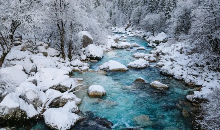 zima.-Reka-Socha-Sloveniya.-Fotograf-Luka-Esenko