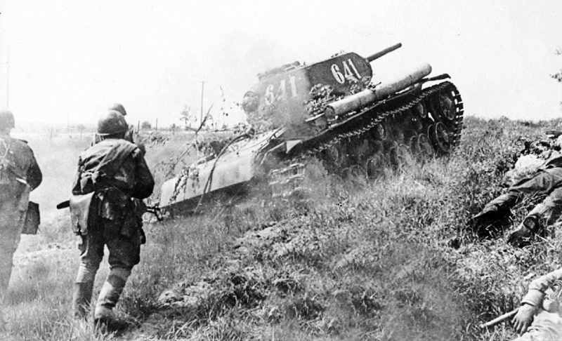 Фото русских пехотинцев идущих в бой под прикрытием танка битва, война, курская