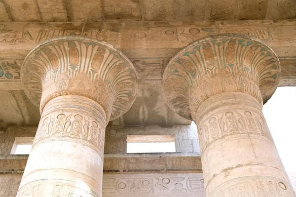 колонны в египетском стиле