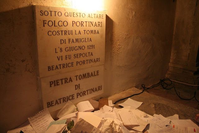 надгробная плита Беатриче с записками