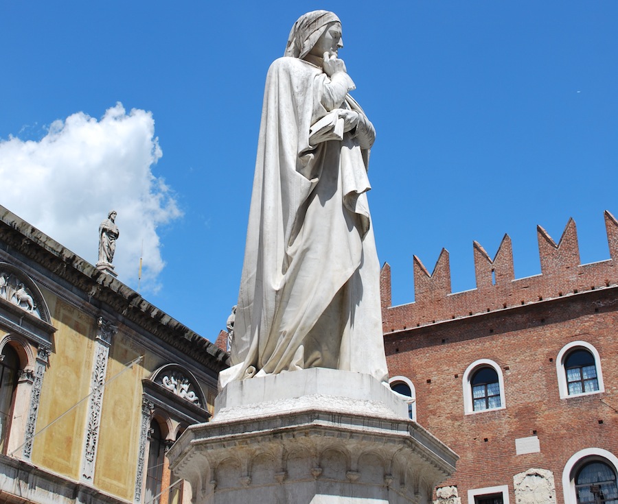 памятник Данте в Вероне напротив дворца Подесты