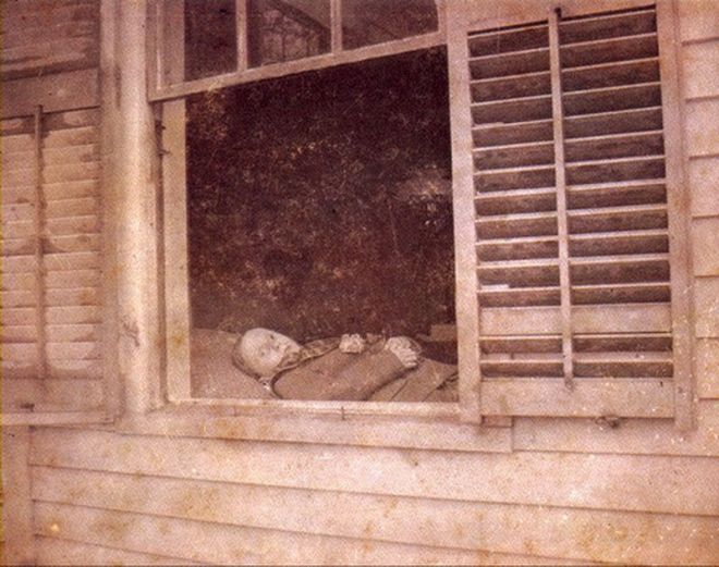 Широко-используемый прием – мертвый смотрит из окна
