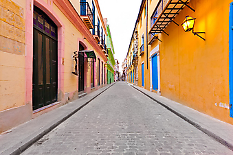 Улочка в старой Гаване. (Код изображения: 14011)