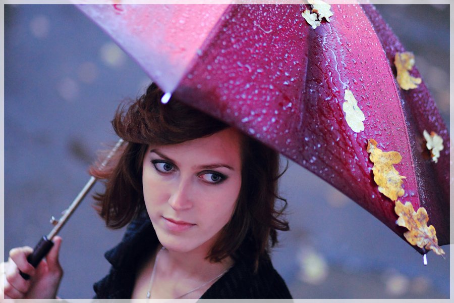 девушка под зонтом осенью