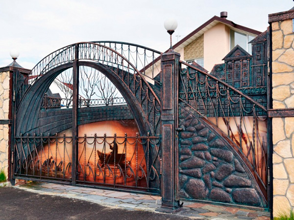 ворота, оформленные в виде моста