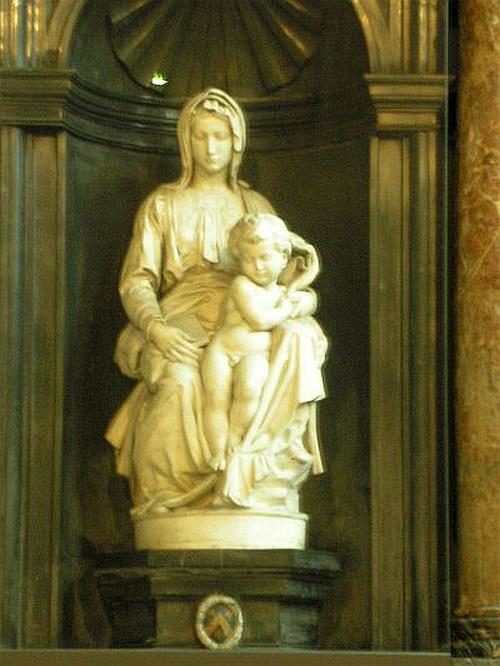 Статуя Богоматери с Младенцем .
