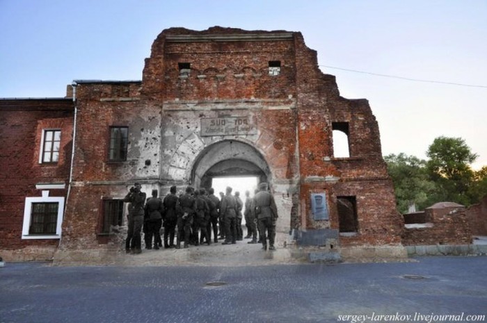Совмещенные военные и современные снимки Брестской крепости (27 фото)