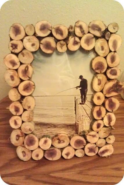 DIY Wood Slice Picture Frame DIY Picture Frame DIY Home DIY Decor -- love this! this would look soo perfect in the guest room with the other nature stuff.