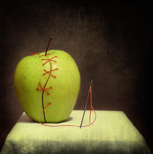 Натюрморт яблоко и игла