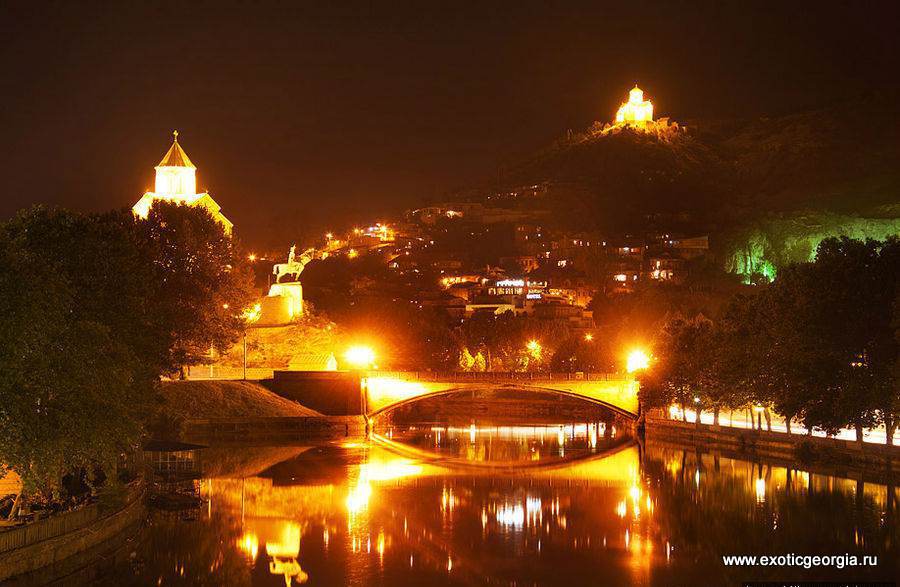 Ночью Тбилиси очень красиво подсвечивается.