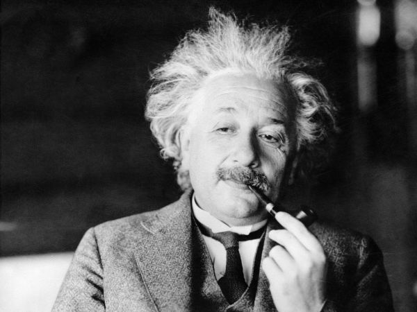15. Альберт Эйнштейн умер 18 апреля 1955 года от аневризмы аорты. Когда Эйнштейну предложили операцию, ученый ответил: «Безвкусно продлевать жизнь искусственно. Я свое дело сделал; пора уйти. Я сделаю это элегантно».