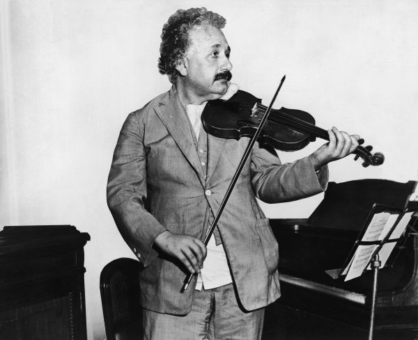 18. Наука не была единственной страстью Альберта Эйнштейна. Ученый никогда не расставался со своей скрипкой и всегда брал ее с собой в путешествия. 
