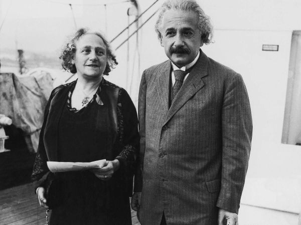 5. Будучи пока женатым на Милеве, Эйнштейн встречался со своей двоюродной сестрой Эльзой. После развода с Марич, Эйнштейн и Эльза узаконили свои отношения. 