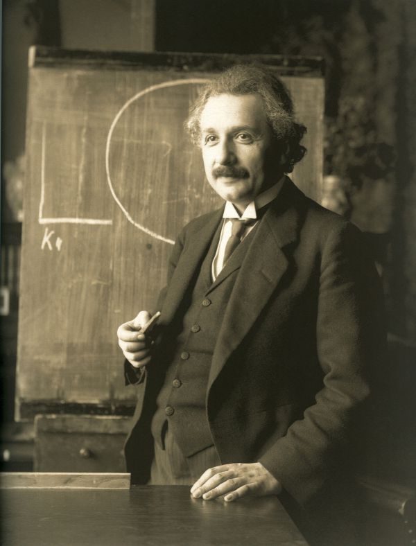 9. Вместо лабораторных опытов, к самым большим открытиям Эйнштейн пришел благодаря визуализации в своих мыслях. Он называл это мысленным экспериментом. Теория относительности – тоже результат мысленного эксперимента.