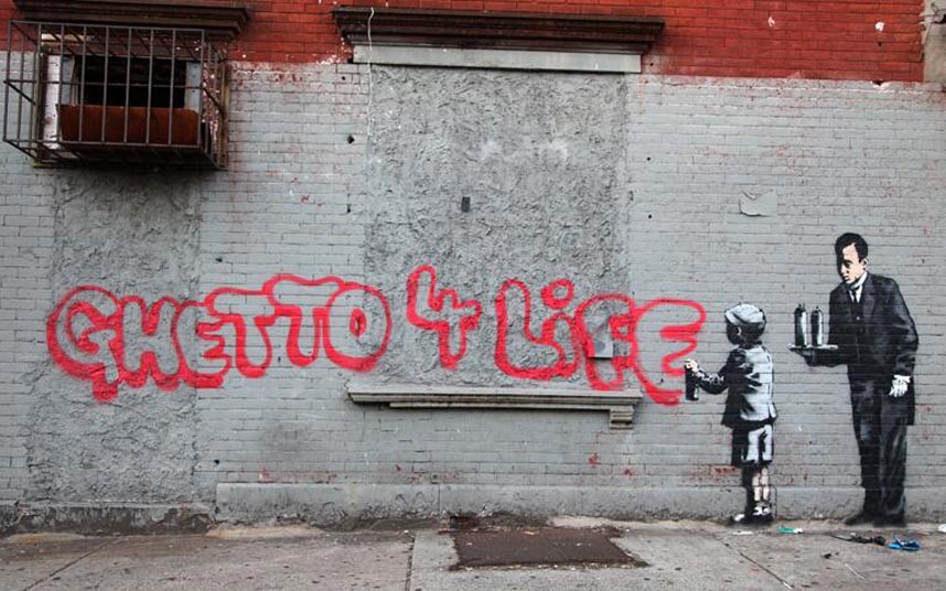 12. Чтобы отметить окончание своего пребывания в Нью-Йорке, Бэнкси создал финальную работу, которая высмеивает неискренность некоторых граффити-художников. На рисунке школьник рисует граффити используя баллоны, которые ему подает дворецкий. 