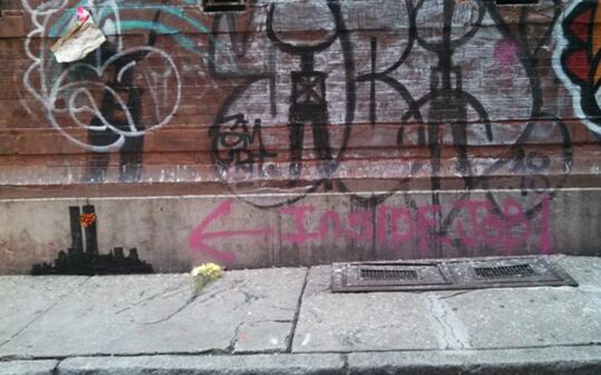 15. После возле граффити были возложены цветы, а также появилась надпись с просьбой не портить работу. 