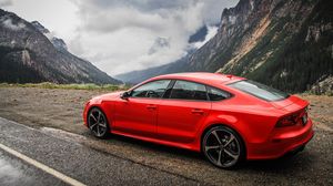 Превью обои audi, rs7, красный, вид сбоку, горы