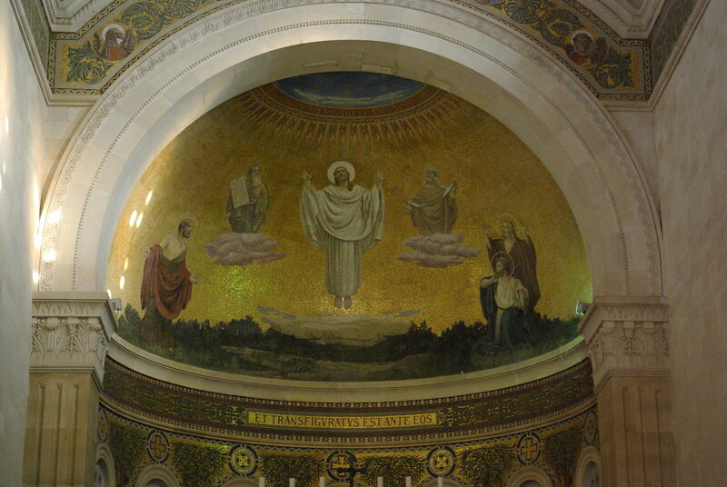 Mosaik in der Verklärungsbasilika auf dem Berg Tabor mit der Inschrift aus Mt 17,2 et transfiguratus est ante eos („Und er wurde vor ihren Augen verklärt“)