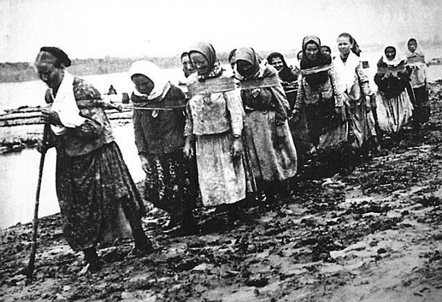 Женщины-бурлачки тянут баржу на реке Суре в Нижегородской губ. 1910-2.jpg