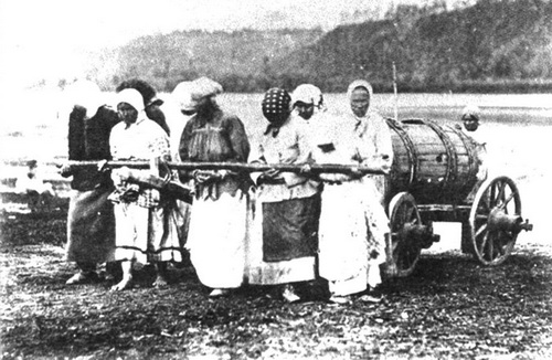 Сибирская женская каторга. Бурлачки за работой 1903 г.jpg