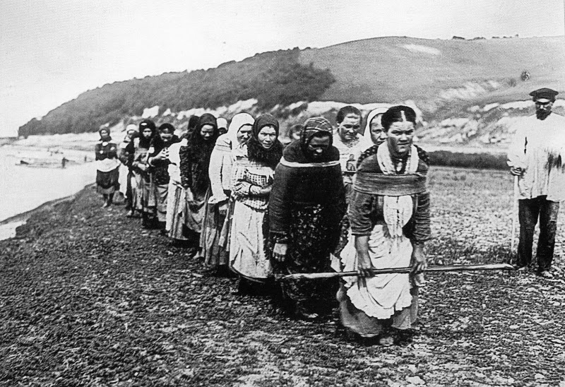 Женщины-бурлачки тянут баржу на реке Суре в Нижегородской губ. 1910.jpg