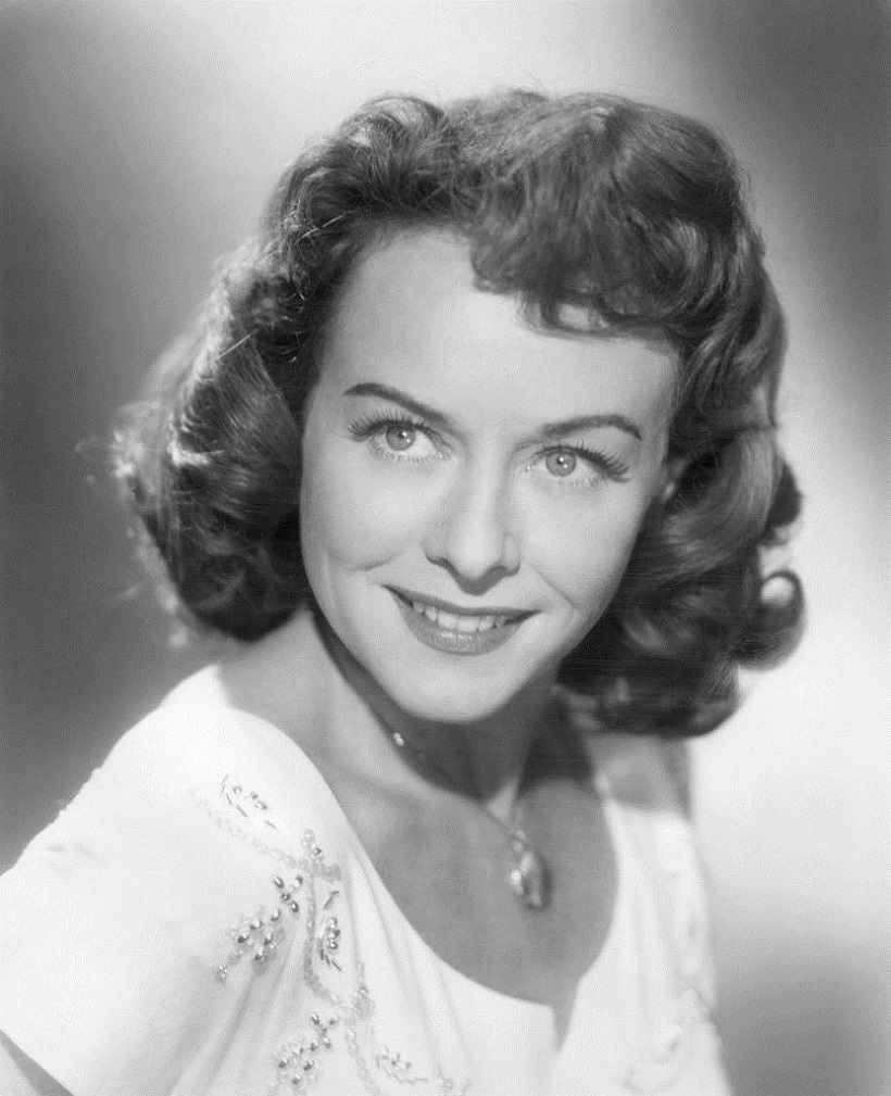 832px-Paulette_Goddard,_A_Stranger_Came_Home_publicity_(1954)_II.jpg