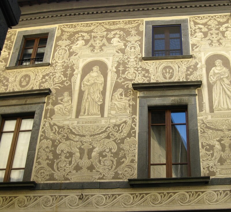 Фрагмент росписи на фасаде старинного дома.(3)