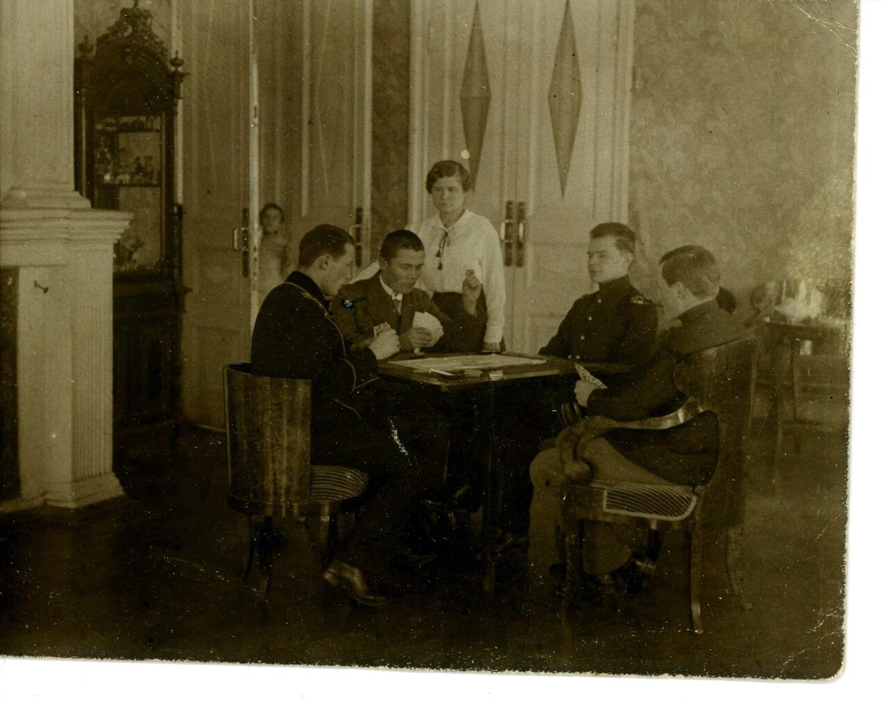 1910. Преферанс в доме Барановых (в центре Александр Сергеевич Баранов)