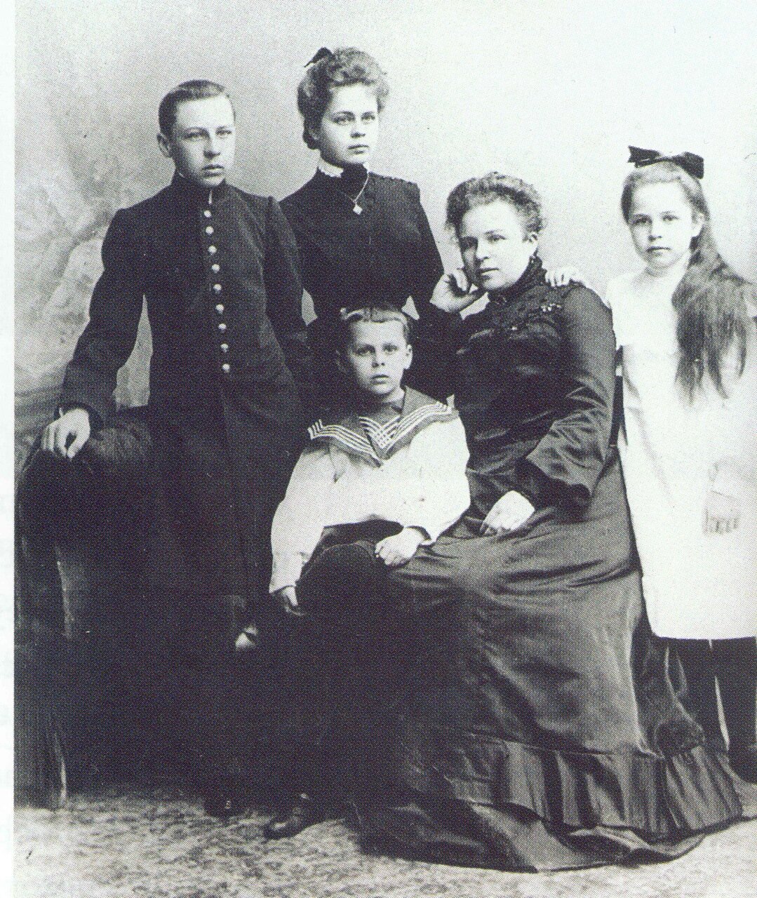 1900. Семья Терениных. Слева стоят дети Василий и Любовь. Сидят младший сын Саша, мать Мария Акимовна и дочь Ольга