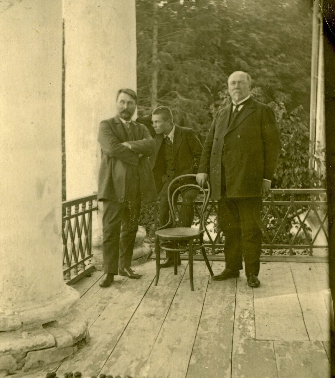 Заводчик Сергей Сергеевич Баранов (слева) с сыном Александром и Никитой Гавриловичем Барановым (справа) на веранде