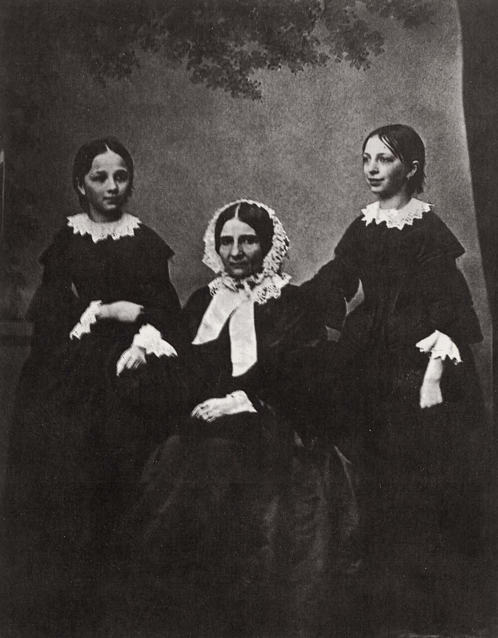 Мать Саввы Ивановича Мамонтова со своими дочерьми, Москва