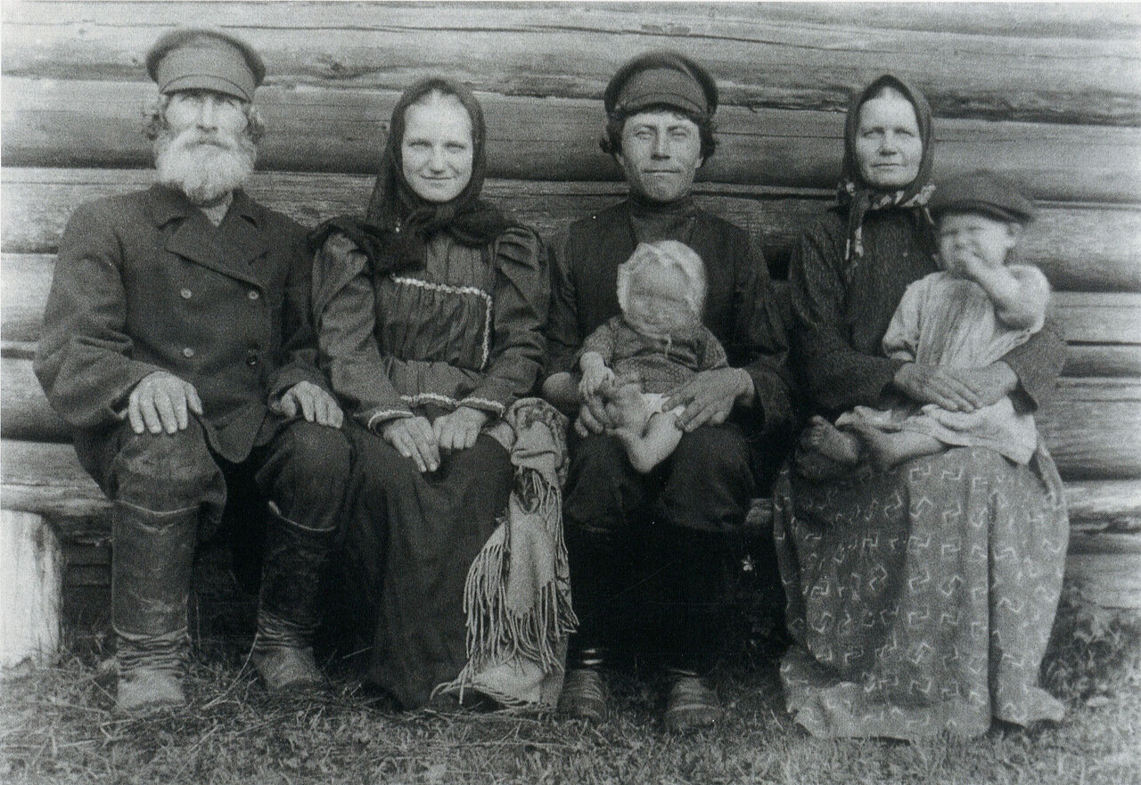 Крестьяне на завалинке. 1910-е