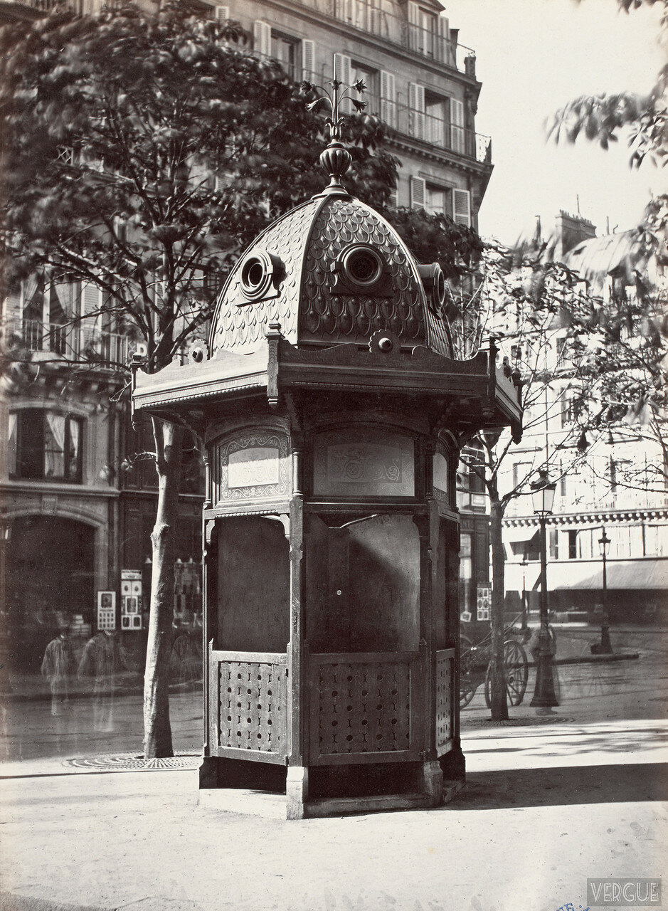 1875. Туалетная будка возле театра