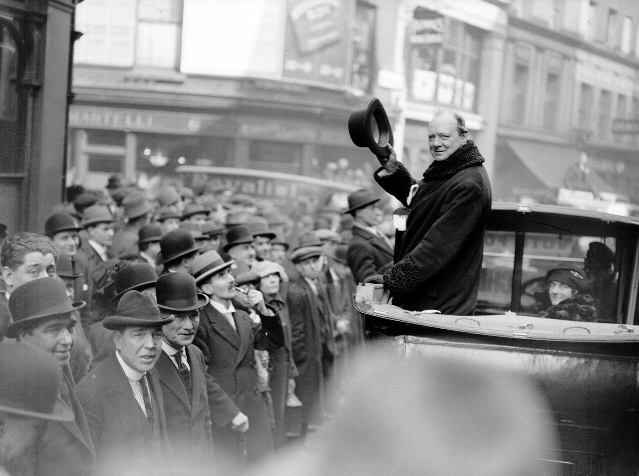 1924. Уинстон Черчилль обращается к толпе после поражения на выборах