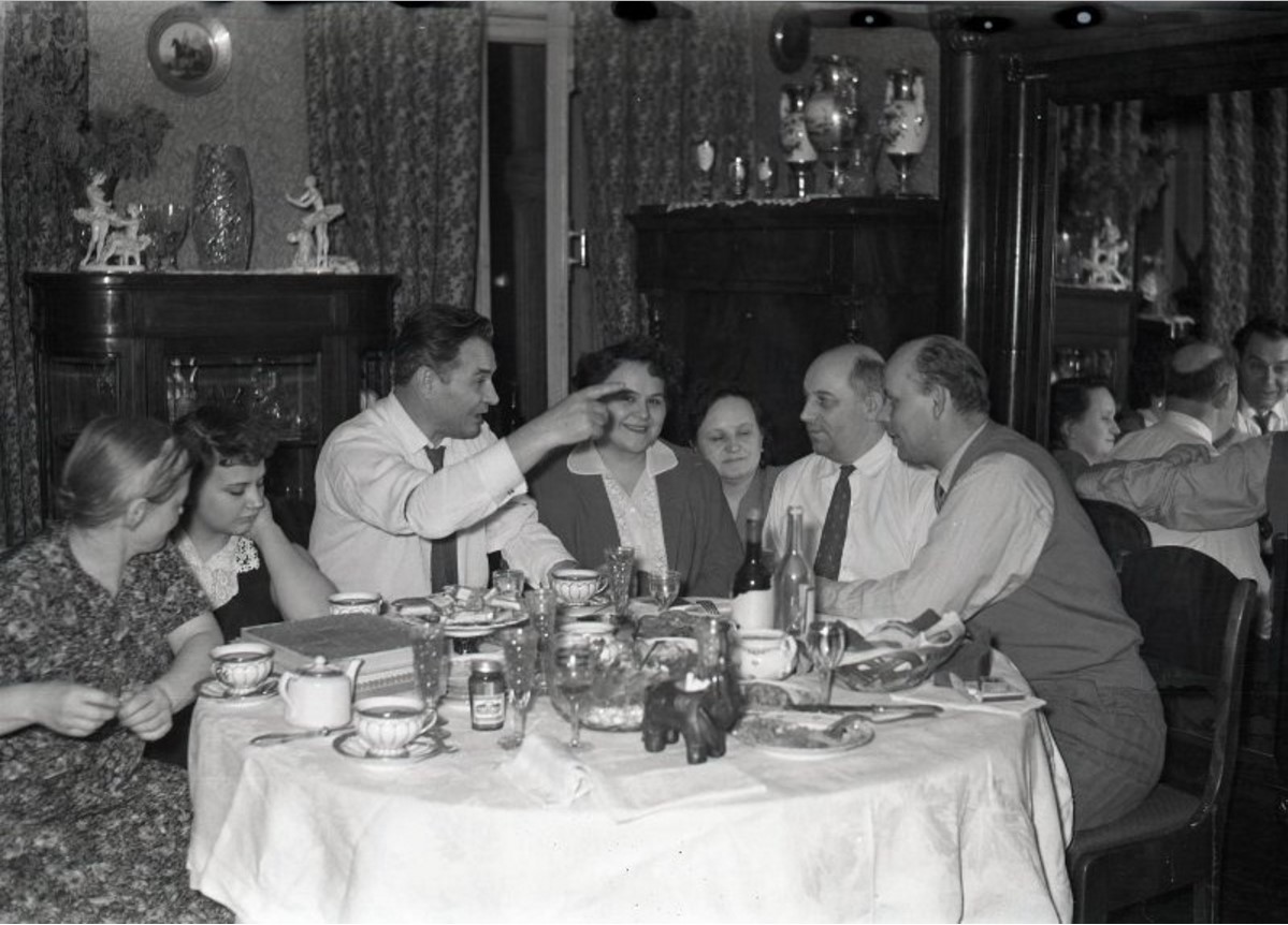 1950-е. Семейное застолье.