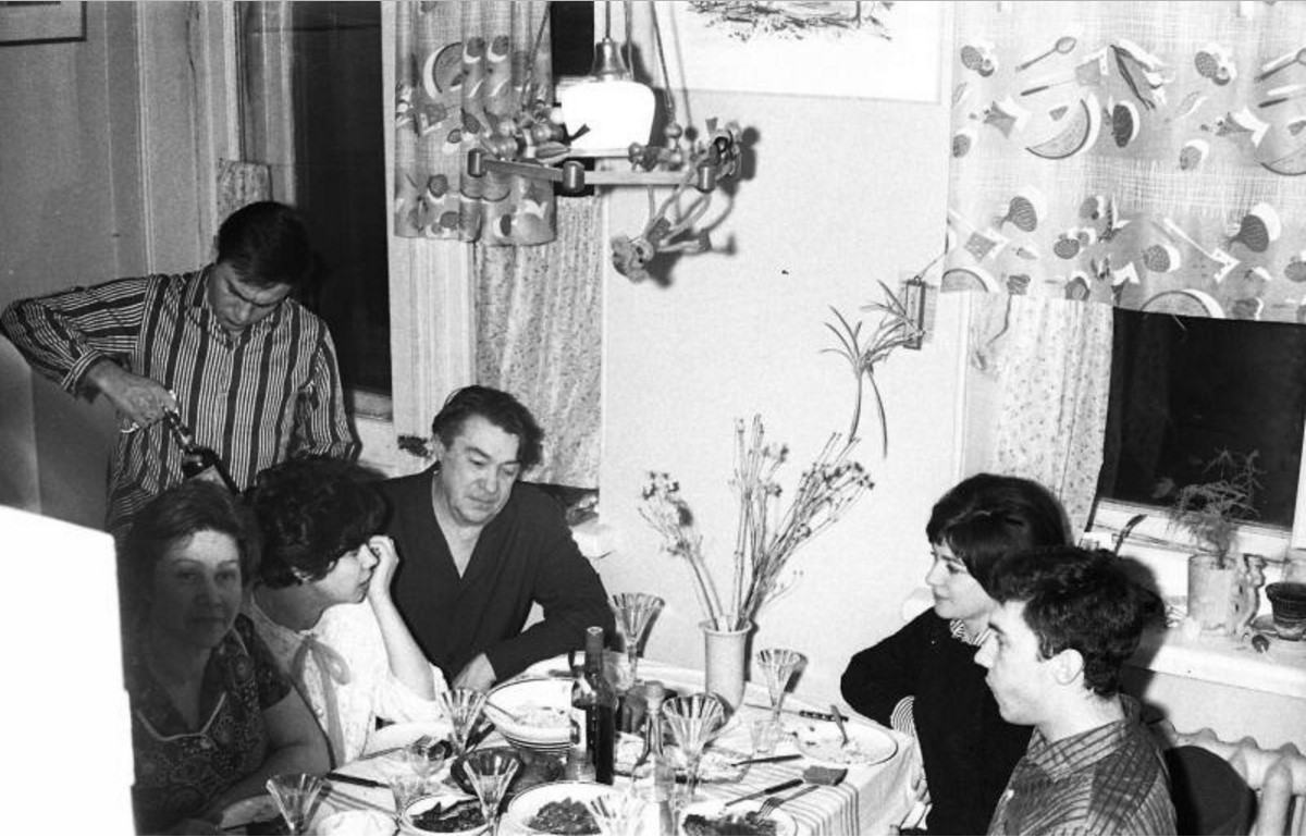 1961. Борис Полевой с семьей на кухне