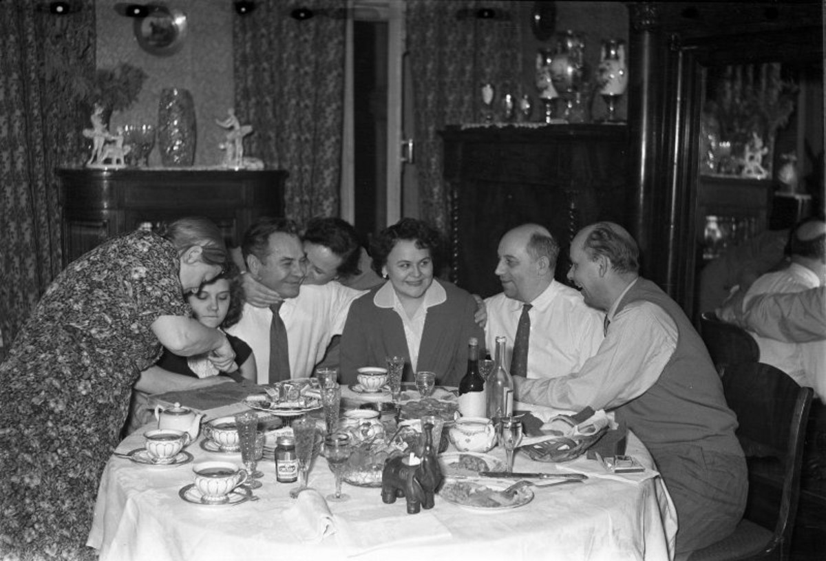 1950-е. Семейное застолье.