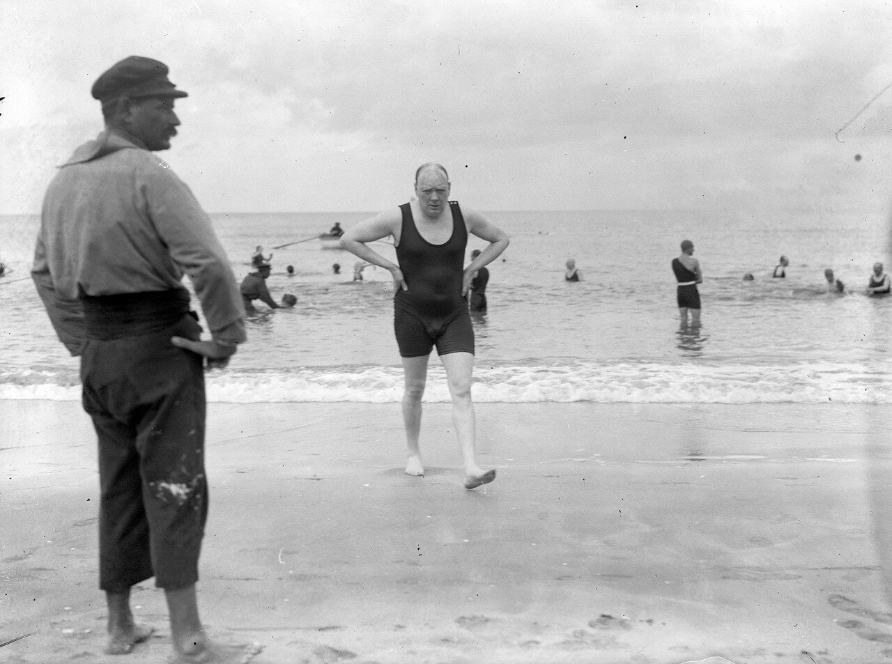 1922. Уинстон Черчилль после купания в море в Довиле, Франция