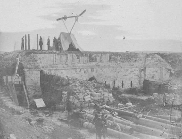 Оборонительная башня Малахова кургана, Севастополь. Фото из собрания Британской библиотеки.jpg