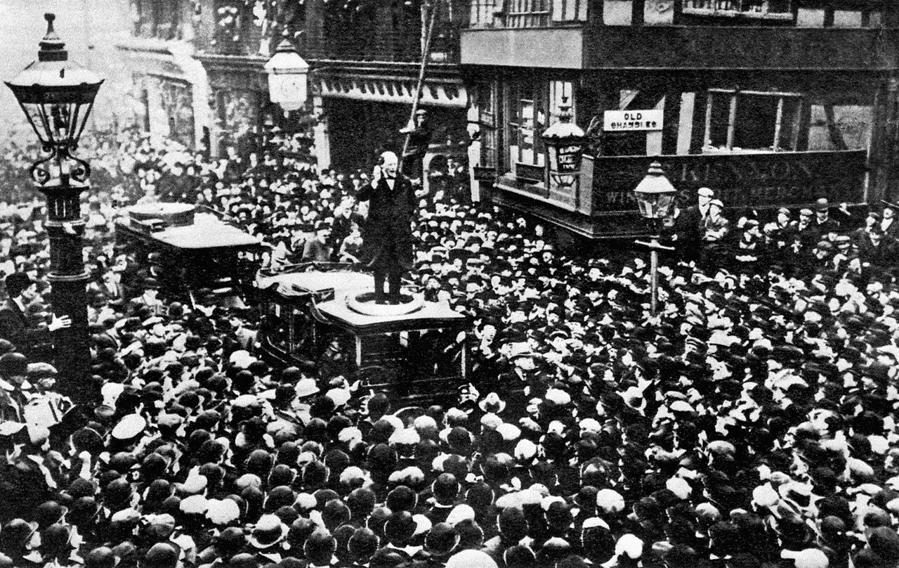 1908. Черчилль произносит речь во время его избирательной кампании на северо-западе Манчестера