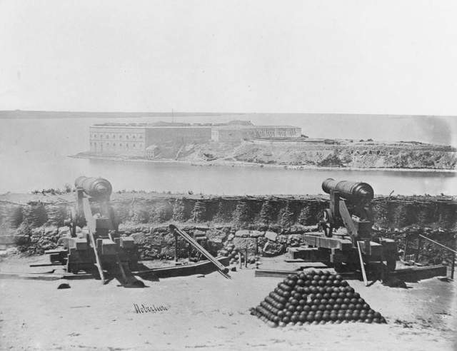 Вид с батареи войск союзников на Константиновскую батарею (равелин). Фото Джеймса Робертсона. Севастополь, 1855-1856 гг..jpg