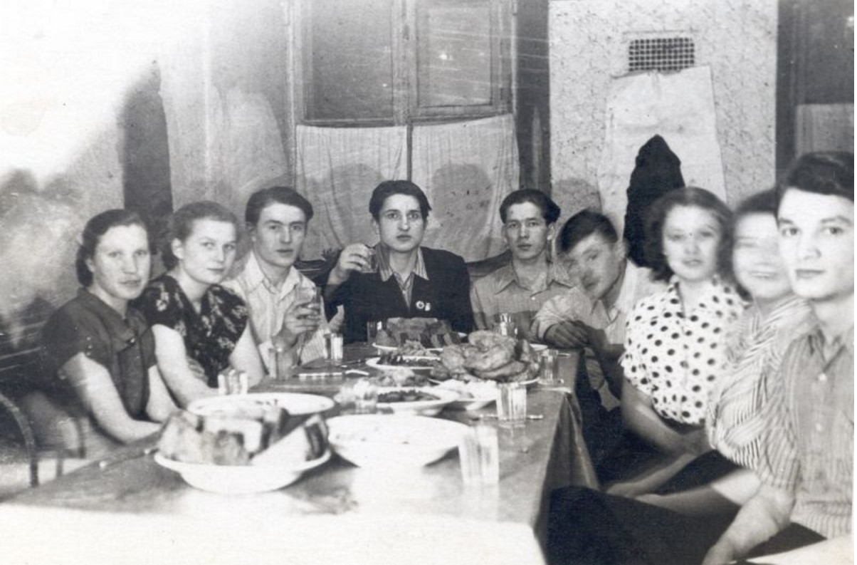 1956. Валентина Терешкова среди друзей-студентов в общежити. Ярославль