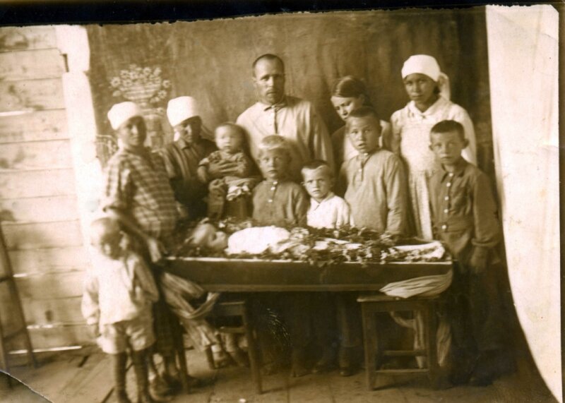 Семья прощается с Юриком. 1941