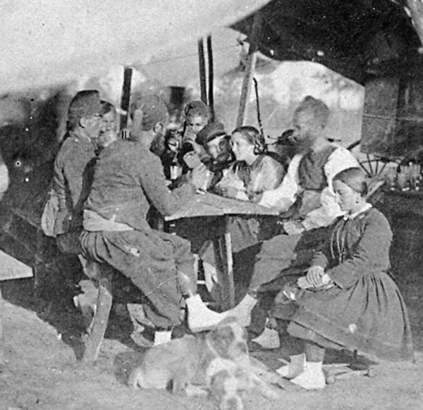 В полевом лагере союзных войск под Севастополем. Слева виден французский солдат в форменной кепи, справа от него зуав в феске..jpg