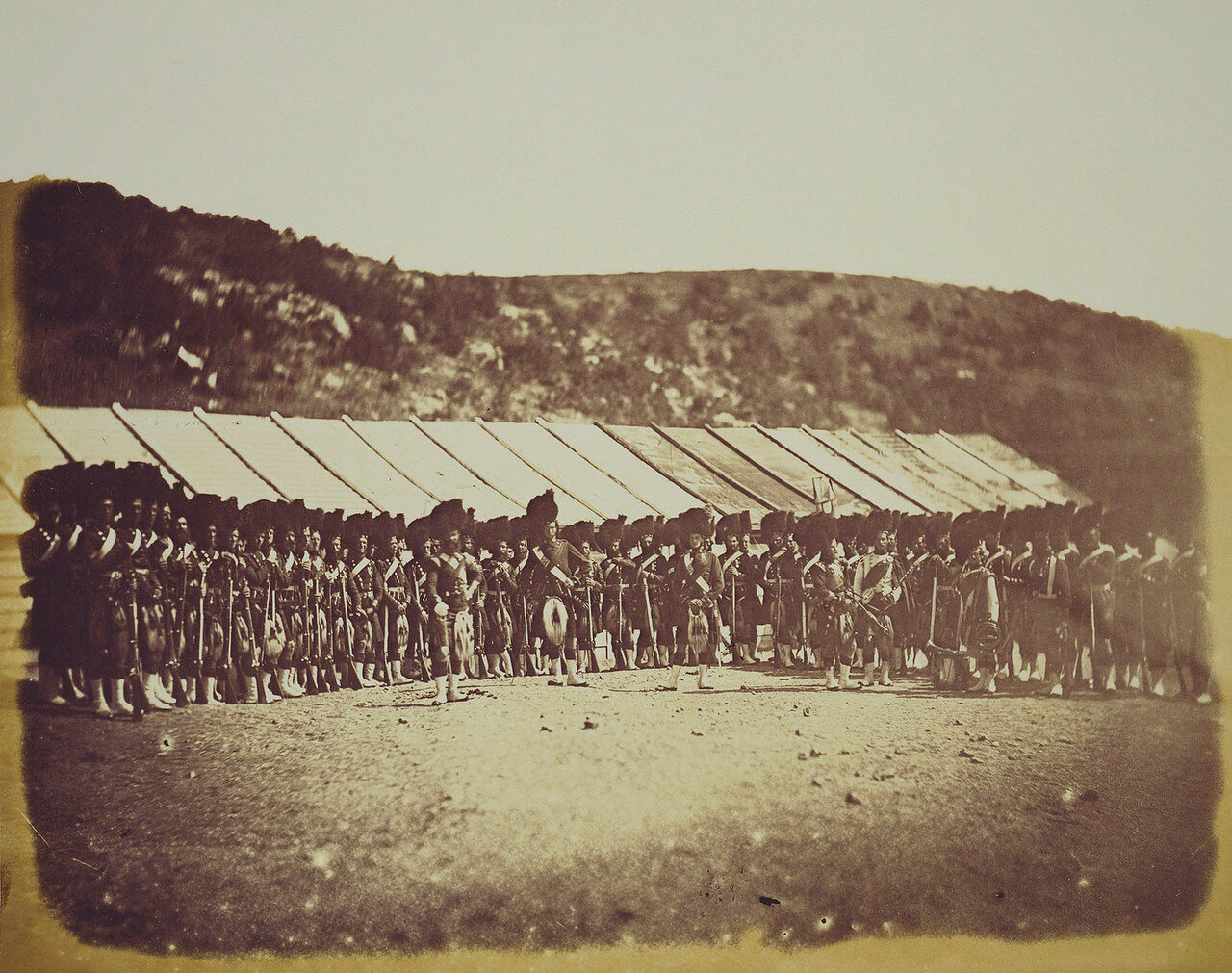 Хайлендский полк возле своей казармы