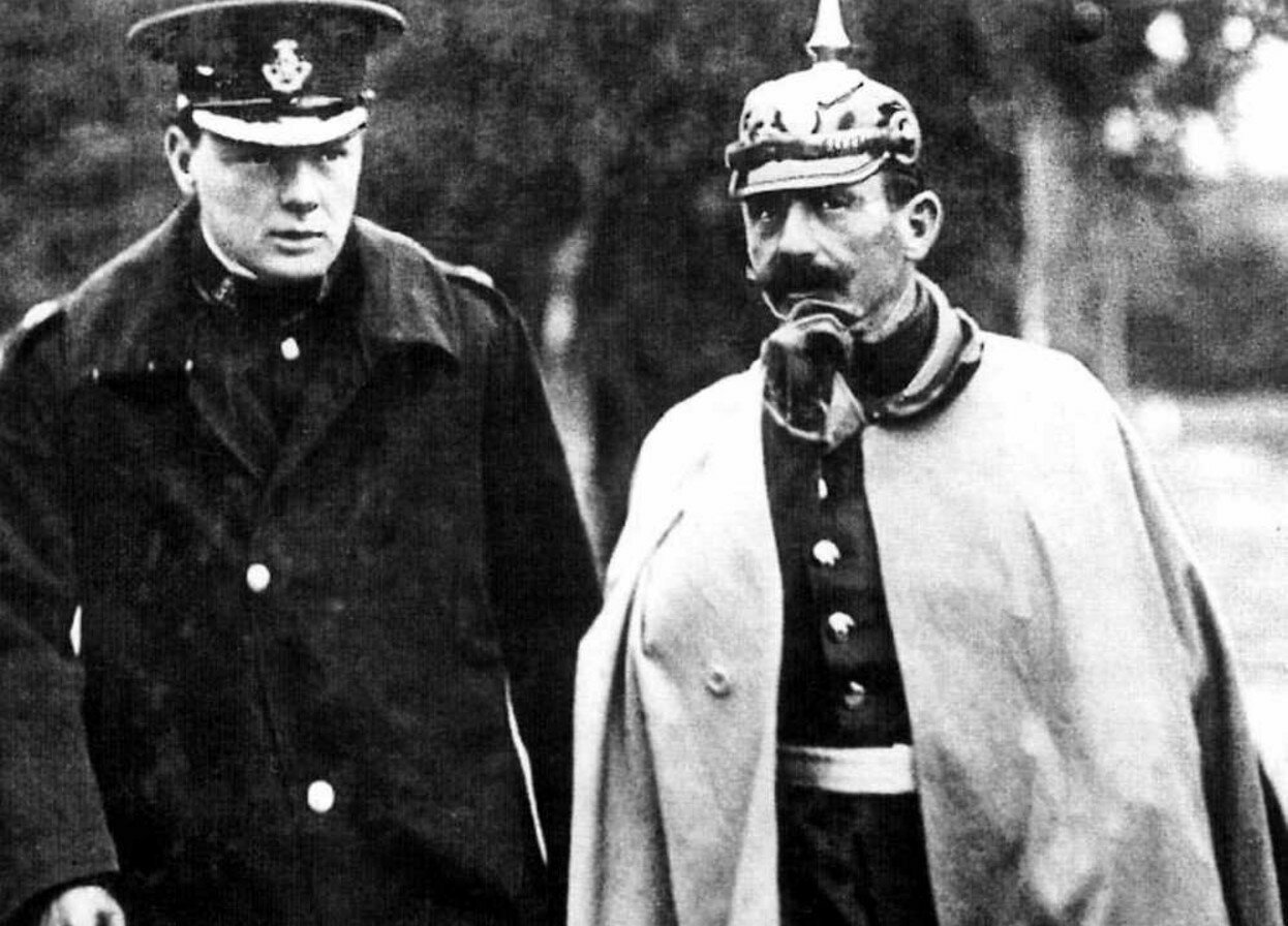 1909. Германский император Вильгельм II с Уинстоном Черчиллем во время маневров немецкой армии