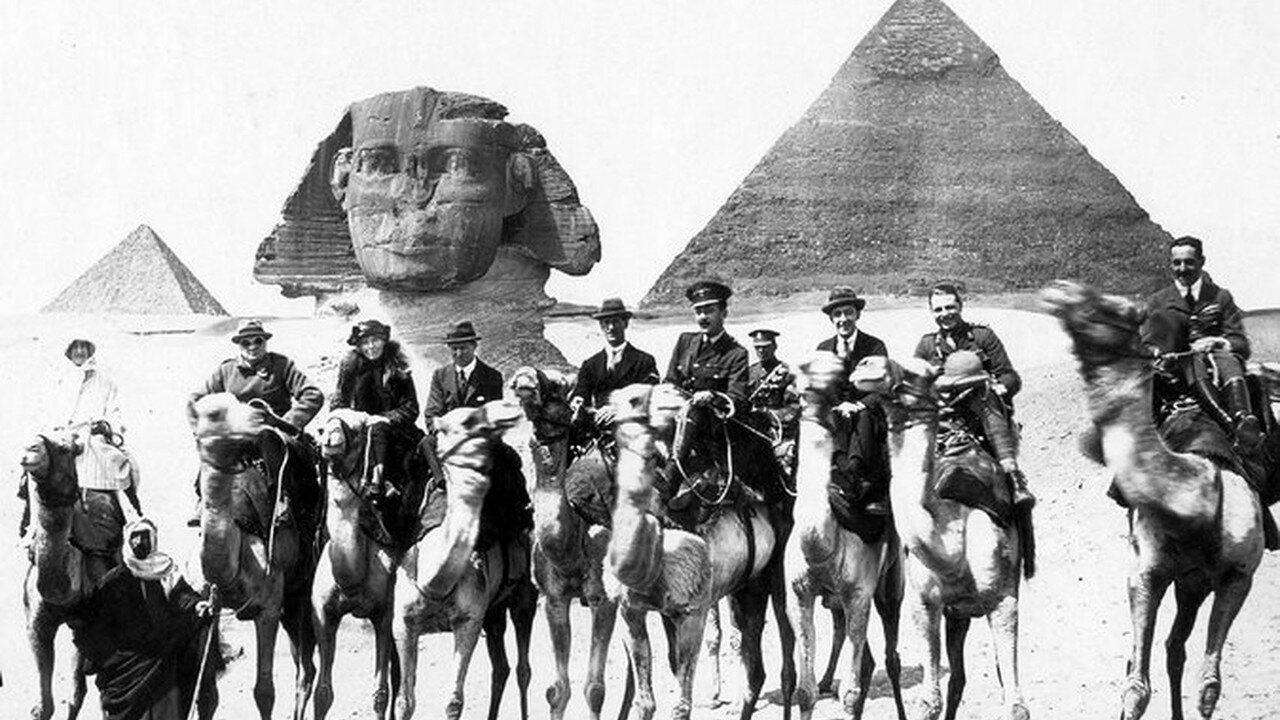 1921. Уинстон Черчилль и писательница Гертруда Белл в Египте